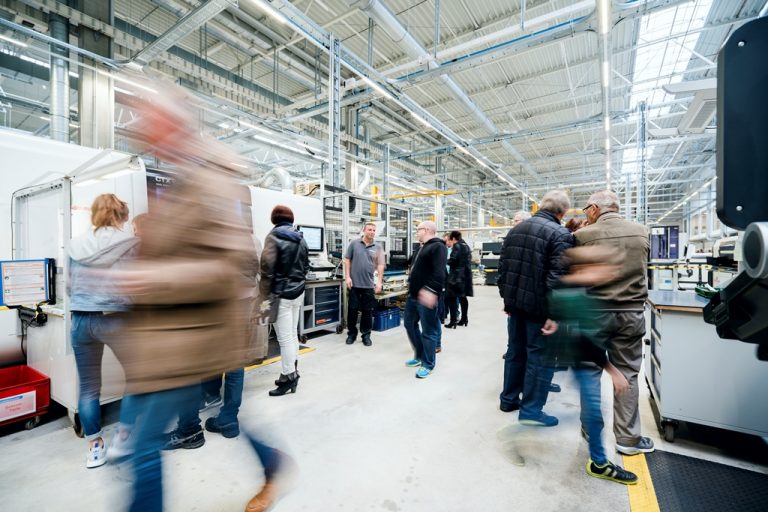 Rundgang, Rennwagen, Rückblicke: Neuer Produktionsstandort der bilstein group Engineering feierlich eröffnet