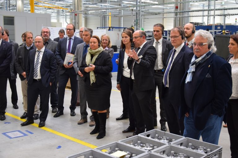 Effizienz-Vorbild: NRW-Umweltministerin besucht die Produktion der bilstein group