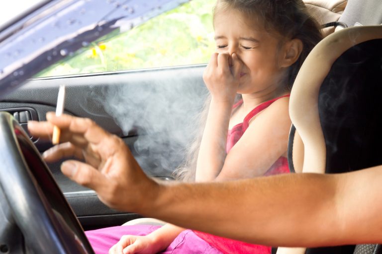 Karre, Kinder, aber keine Kippe: Gesundheitsminister fordern  Rauchverbot im Auto