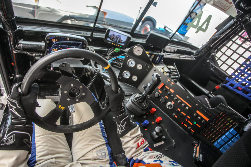 Interior del camión de carreras