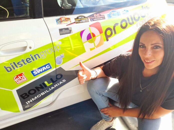 Laura Bonillo con el coche que disputa los Rallyes